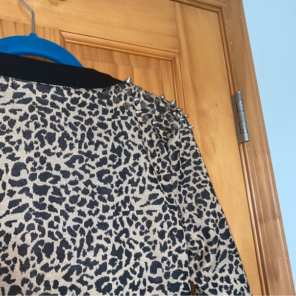 Cheetah studded shoulder cardigan type sweater - Picture 3 of 4